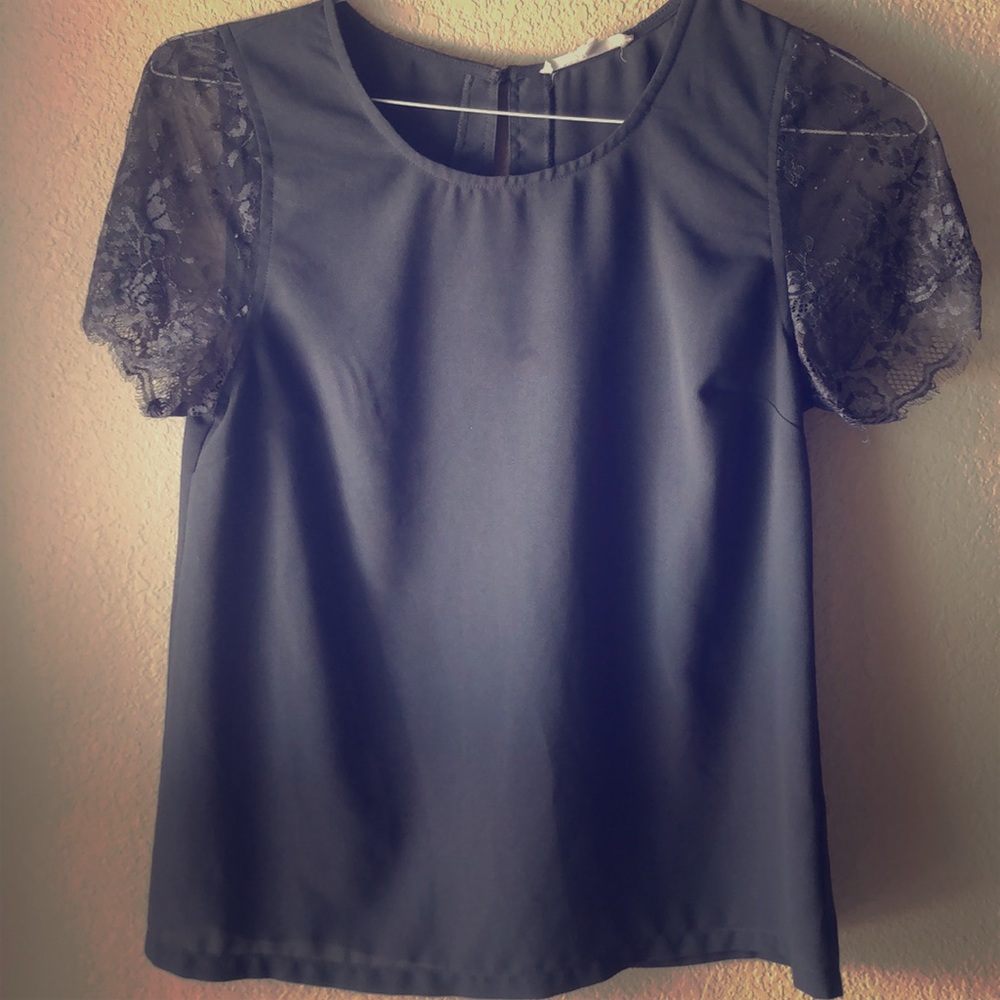 41 Hawthorne Gray Blouse with Lace Short-Sleeves